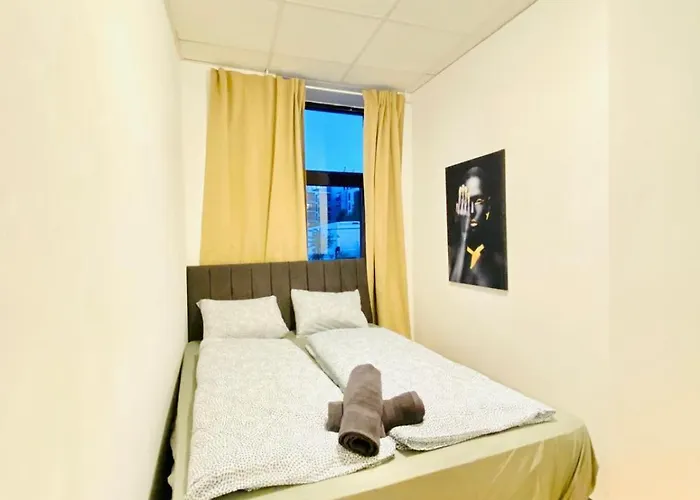 Comfortable Private In A Quiet, Well-connected Area Apartment
