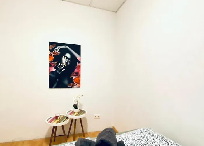 Comfortable Private In A Quiet, Well-connected Area *