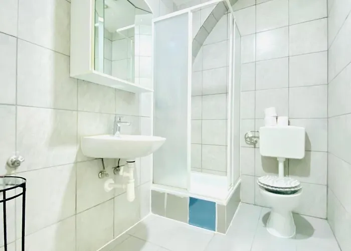 Comfortable Private In A Quiet, Well-connected Area Apartment